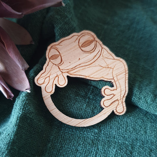 Green Tree Frog Glasses Holder Brooch in Bamboo